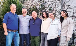 Grill and Chill: Linares (center) is surrounded by, from left, PelGar’s Andrej Branc, Chemotecnica Business Manager Guillermo Tarelli, and Tarelli’s three daughters, Candelaria, Guillermina and Catalina. Tarelli’s wife, Florencia, took the photo. PHOTO: FLORENCIA TARELLI