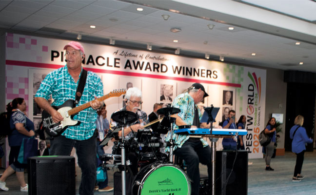 Derek’s Yacht
Rock Band entertained the crowd with
classic tunes at Tuesday’s Exhibit
Hall Grand Opening & Welcome Reception,
sponsored by Envu, and didn’t miss a beat as
a mobile stage transported them to the exhibit
hall entrance. IMAGE: PMP STAFF